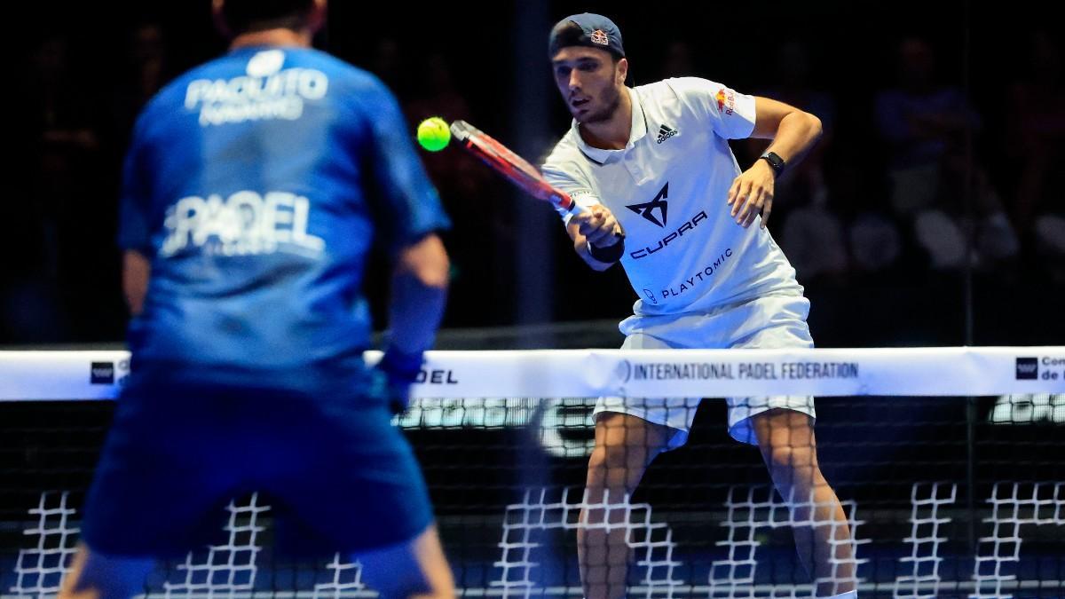 Galán devuelve una bola en la final