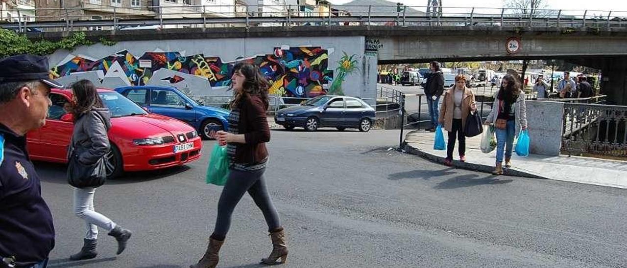 Primer tramo de la avenida Mendiño, vía principal de Redondela; en el recuadro, el trecho afectado. // FdV