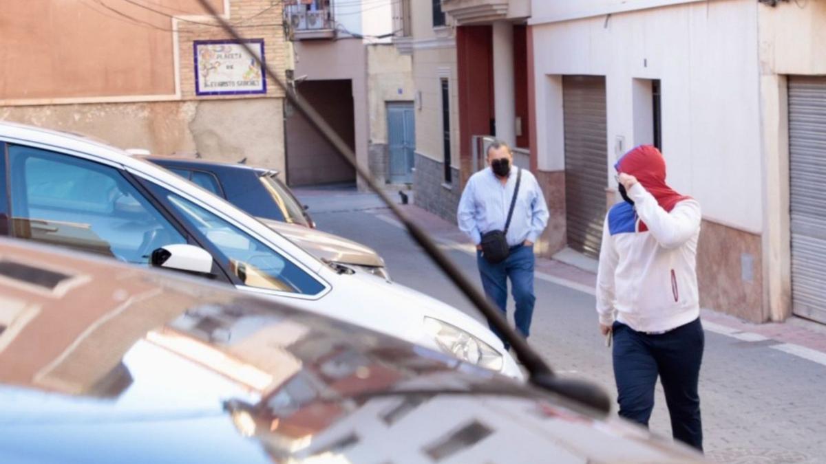 Algunos llegaron cubriéndose la cabeza con la capucha de la sudadera y con mascarillas. | SOLETE SLOW PHOTO