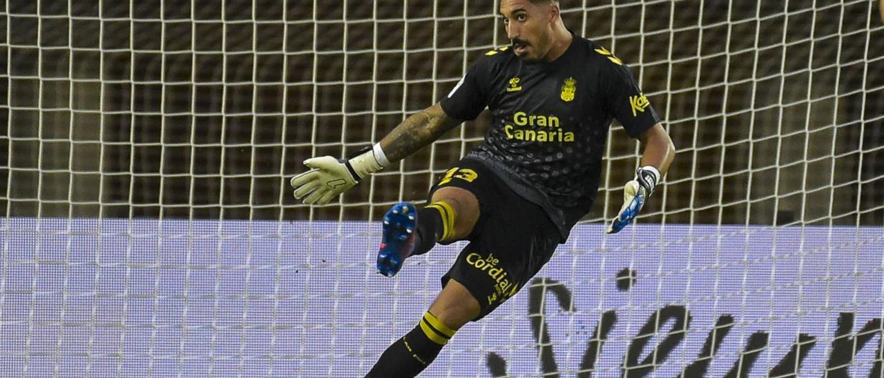 Álvaro Valles realiza un saque de portería durante el encuentro que enfrentó a la UD Las Palmas contra el Ibiza el pasado 8 de octubre. | |
