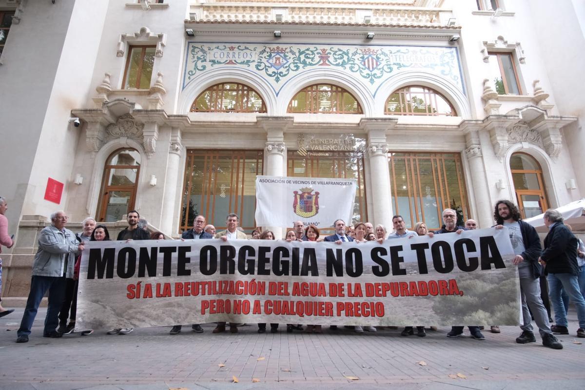 Los manifestantes sujetan una pancarta en defensa de Orgegia frente a la sede de la Generalitat.