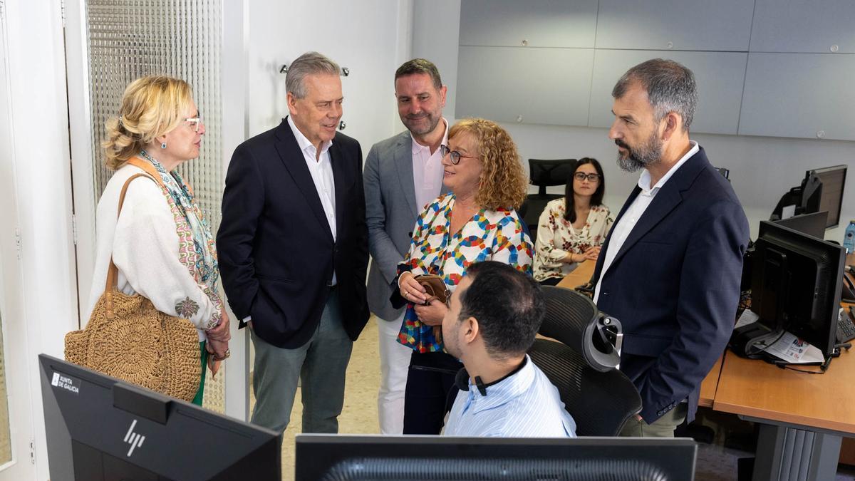 El conselleiro de Sanidade, en su visita a la unidad de apoyo a Primaria en el Hospital Psiquiátrico de Conxo, en Santiago.