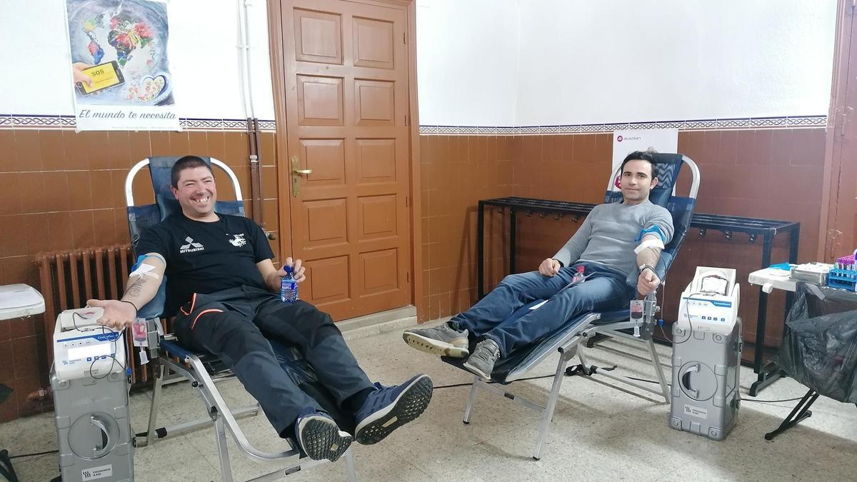 Dos padres de alumnos donan sangre en el colegio Amor de Dios