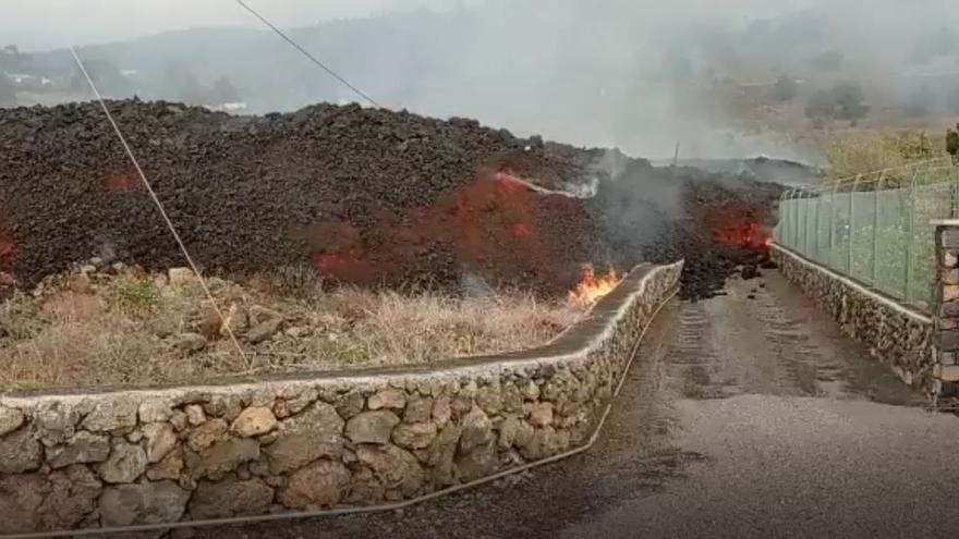 La lengua de lava avanza hacia una vivienda en Las Manchas.JPG