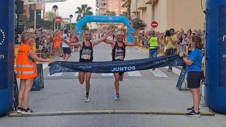 Una imagen de los triunfadores de la Volta a Peu Platja de Tavernes de 2024
