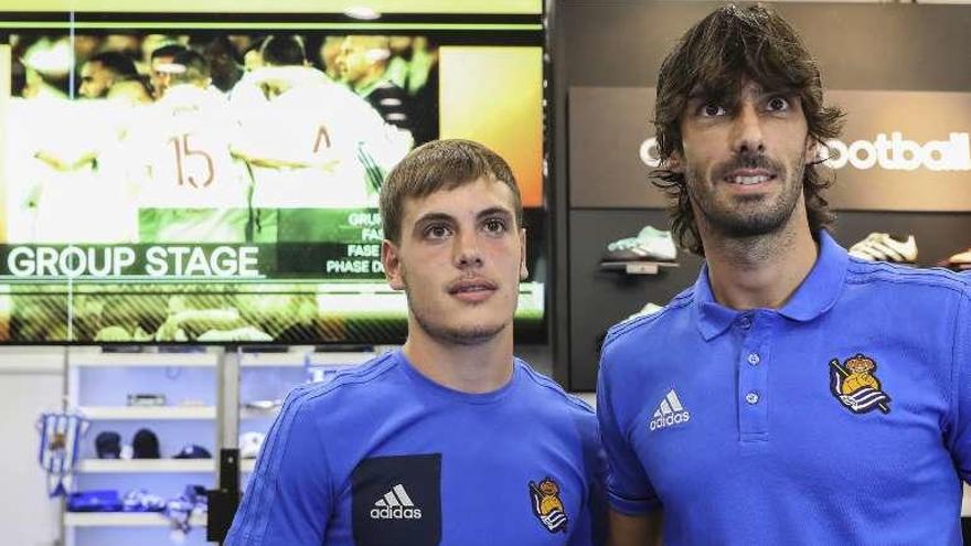 Odriozola y Carlos Martínez observan el sorteo.