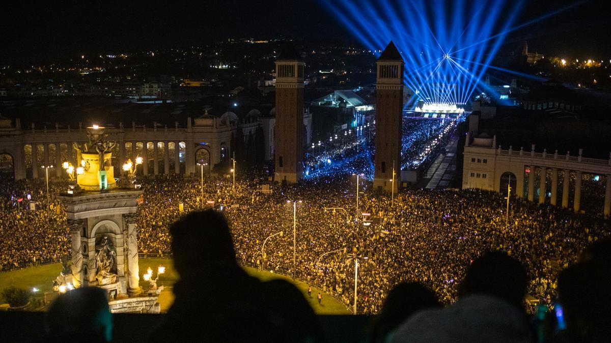 Fiesta para celebrar el paso del 2022 al 2023 junto a la Fuente Mágica de Montjuïc de Barcelona