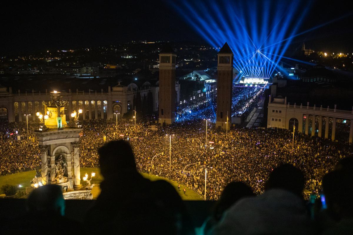 Fiesta para celebrar el paso del 2022 al 2023 junto a la Fuente Mágica de Montjuïc, en Barcelona.