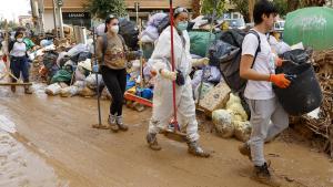 El kit del voluntario de la dana: mascarillas, botas y herramientas de limpieza