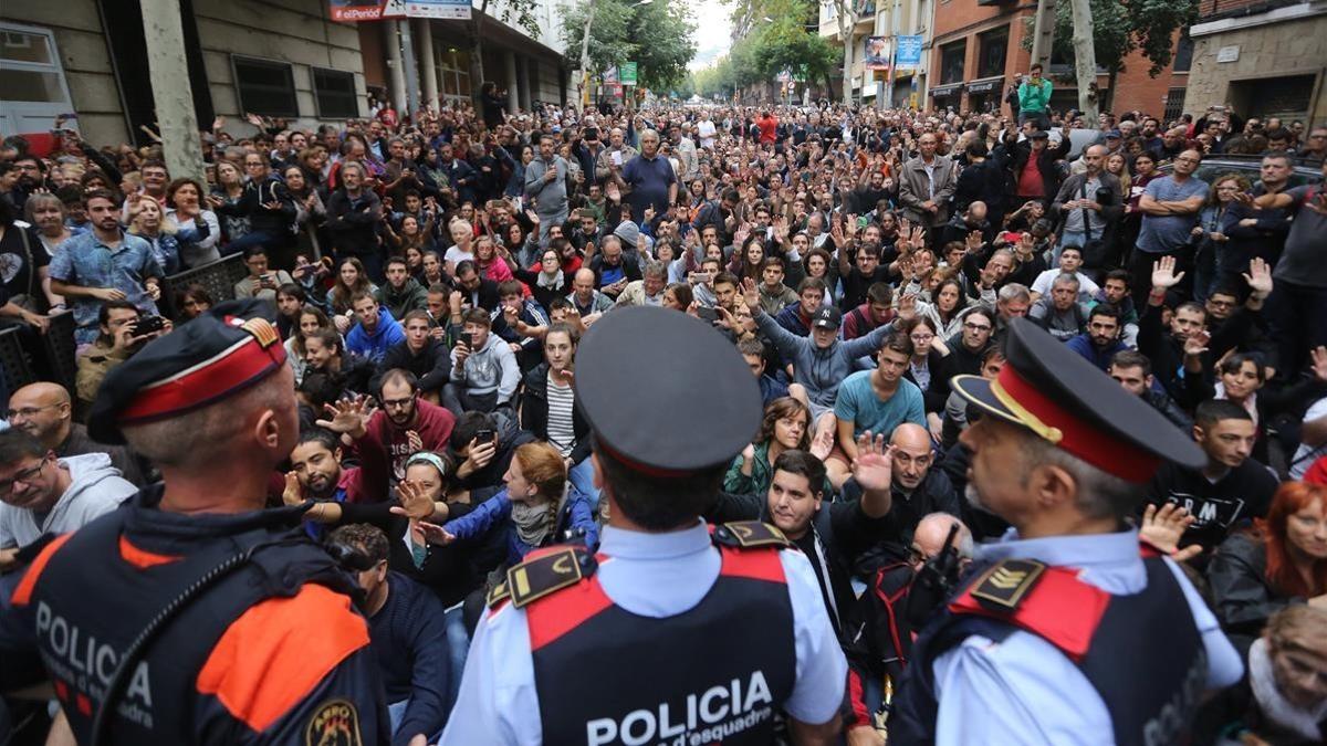 Imagen de archivo de agentes de los Mossos frente al IES Tabor, el 1 de octubre.