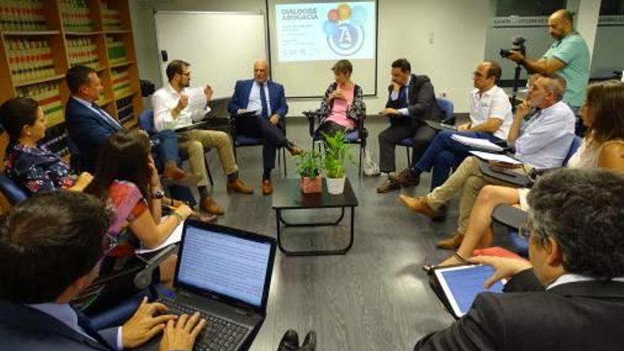 Un momento del debate en el Colegio de Abogados.