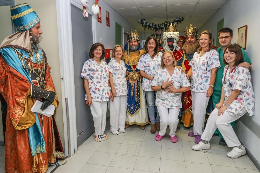 Los Reyes Magos visitan a niños y mayores