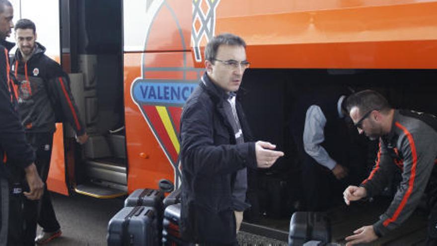 Chechu Mulero, junto al autobus del Valencia Basket.