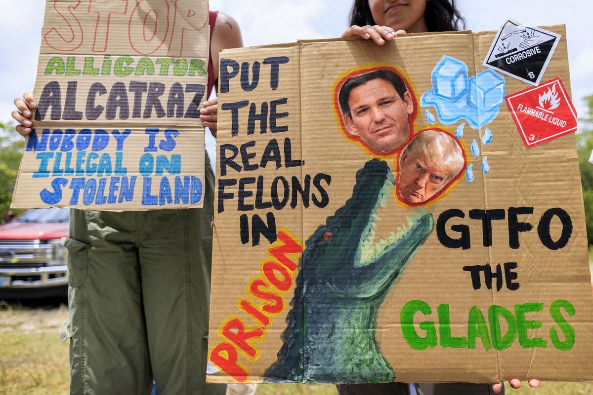 Masiva protesta contra cárcel migratoria 'Alligator Alcatraz' en vísperas de su apertura