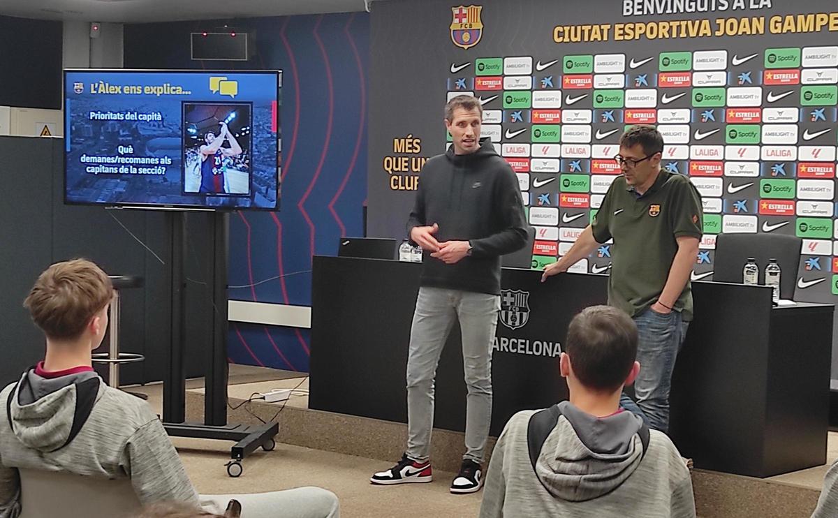 El Director Deportivo del Barça, Mario Fernández, agradeció la presencia de Abrines y de los capitanes blaugrana