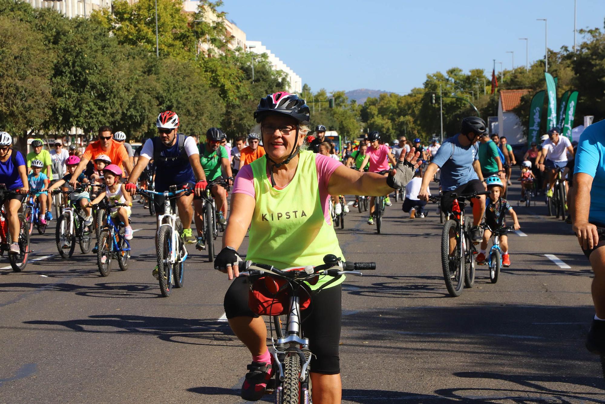 Familias enteras se suman a la Fiesta de la Bicicleta en Córdoba