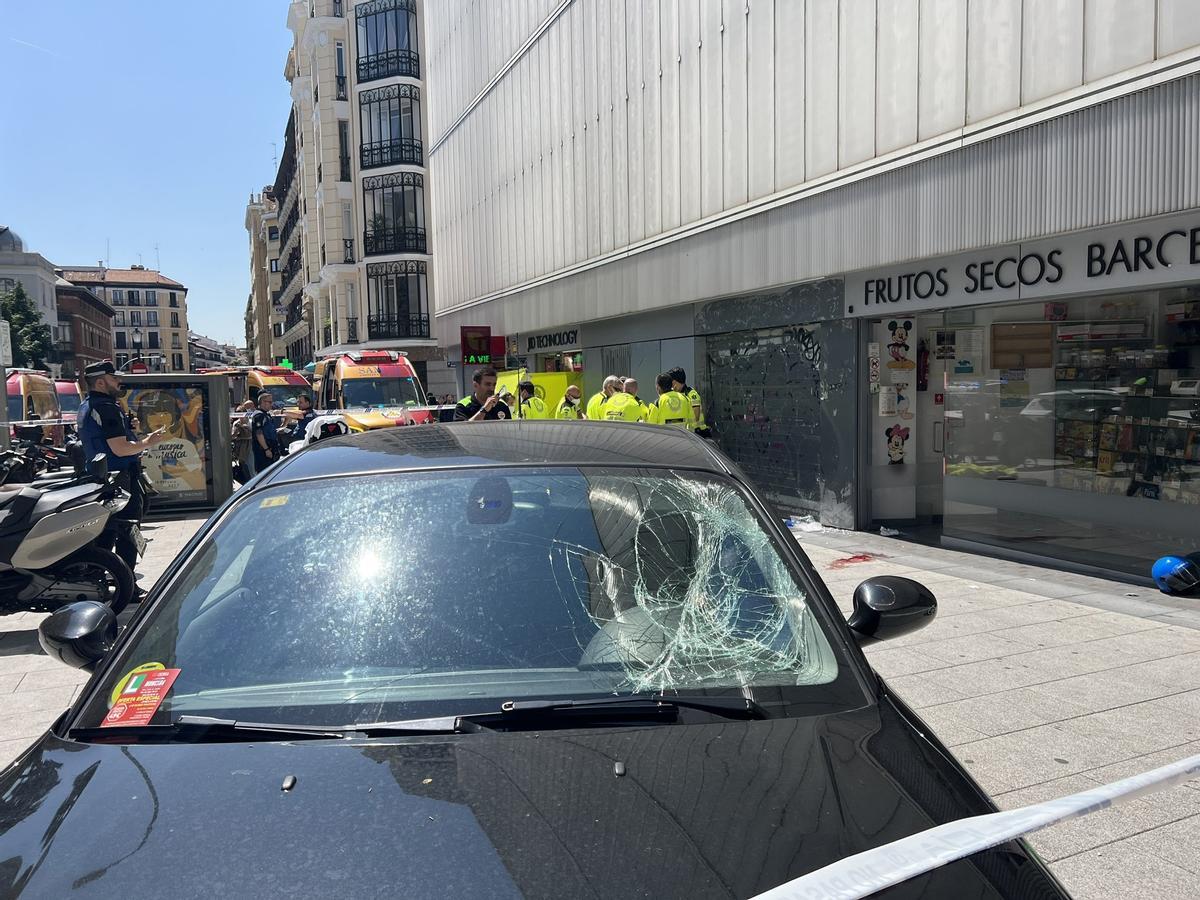 Un coche colisiona contra un taxi, invade la acera y arrolla a tres personas junto al mercado de Barceló Un coche colisiona contra un taxi, invade la acera y arrolla a tres personas junto al mercado de Barceló