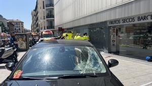 Un coche colisiona contra un taxi, invade la acera y arrolla a tres personas junto al mercado de Barceló.