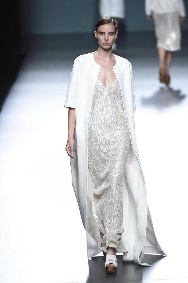 Los 10 vestidos de MBFWM 2015: Ángel Schlesser Primavera/Verano 2016, vestido blanco de noche
