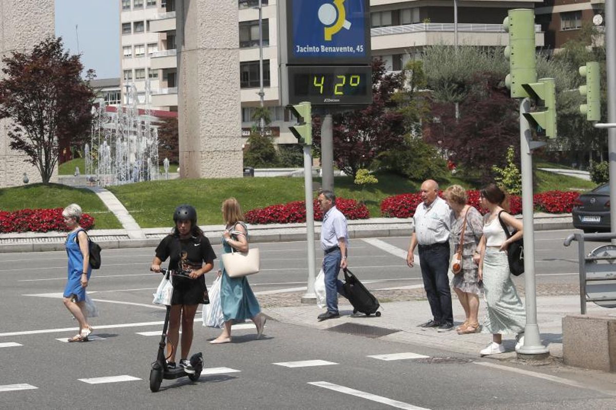 El termómetro de Plaza España llegó a marcar 42 grados. | // J. LORES
