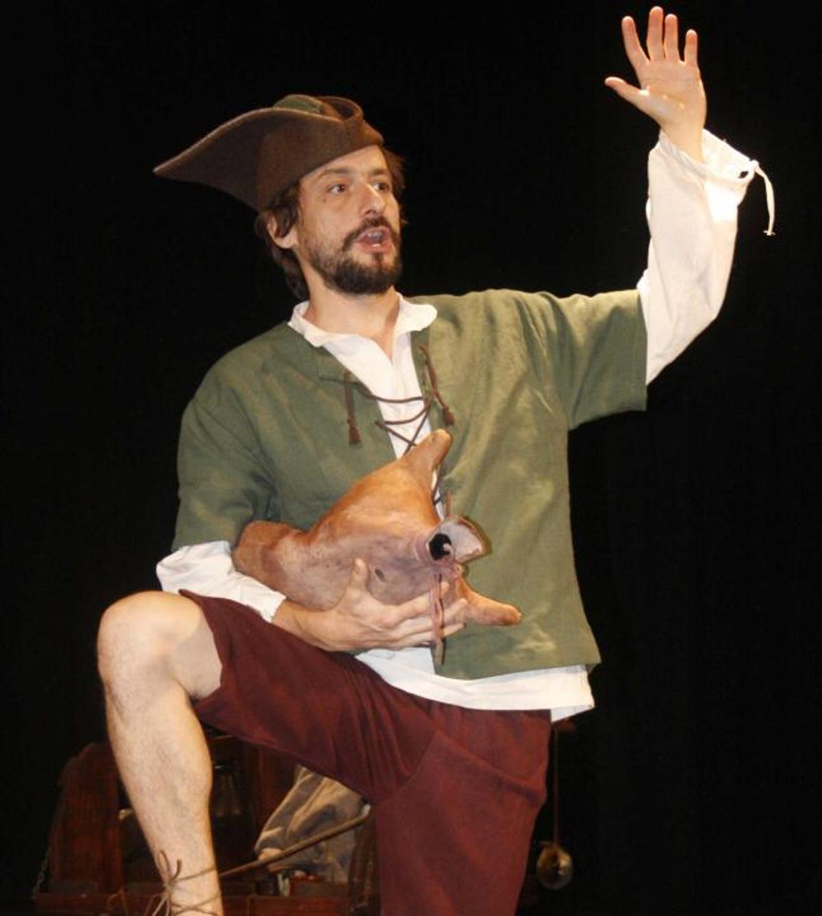 El actor Carlos Alba en pleno ensayo en el Prendes de Candás, ataviado con las ropas del ciego.