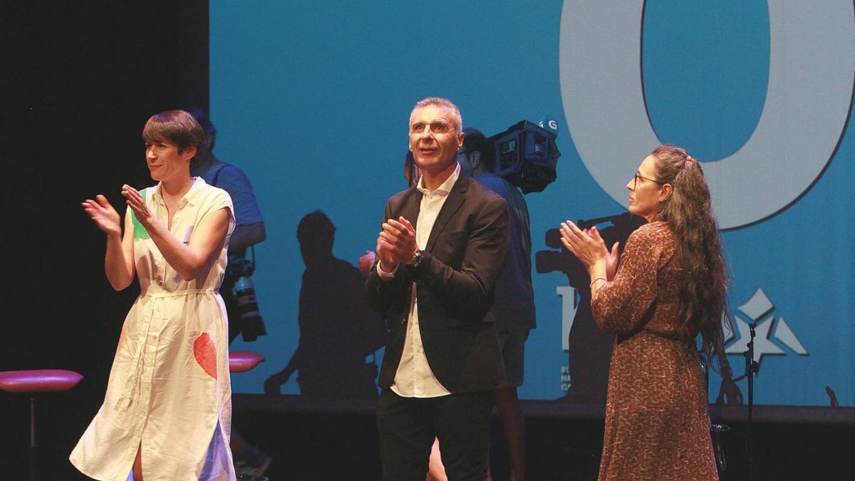 Ana Pontón, Luís Seara y Ruht Reza, ayer en el Teatro Principal. |   // IÑAKI OSORIO