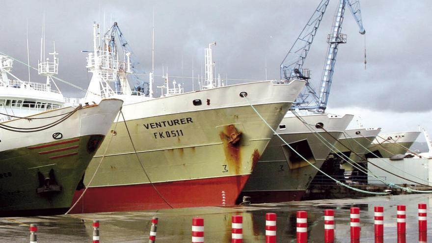 El &quot;Venturer&quot;, en el centro, atracado en los muelles del puerto de Vigo.