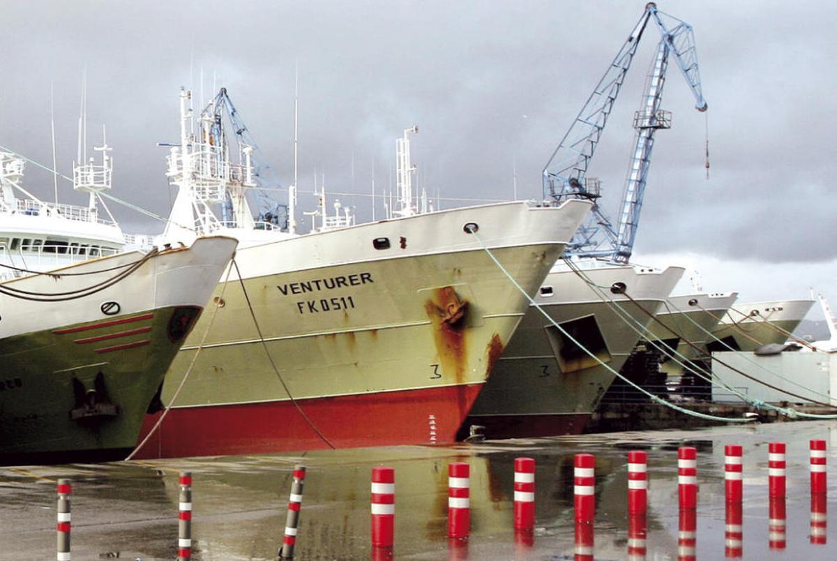El "Venturer", en el centro, atracado en los muelles del puerto de Vigo.