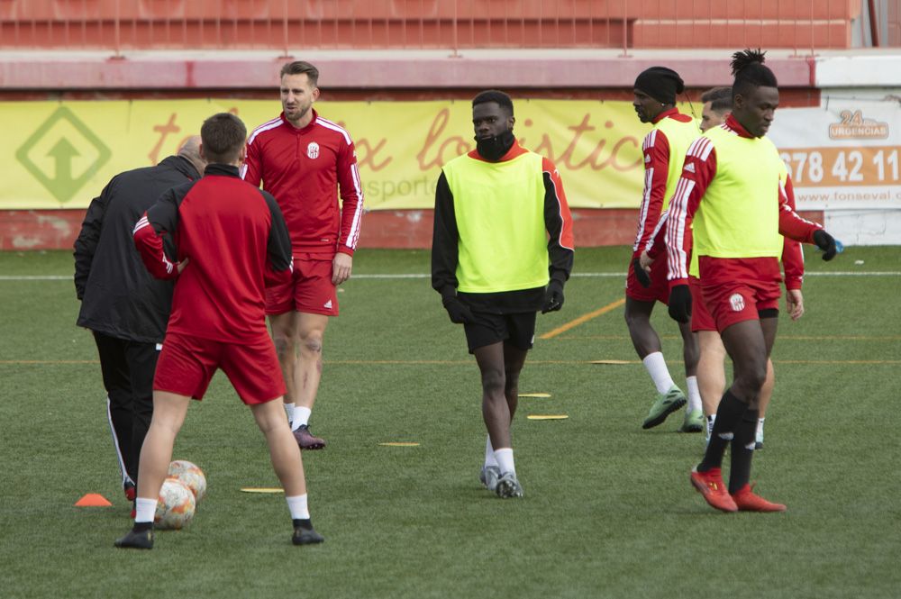 El CD Acero del Port de Sagunt entrena en el estadio Fornás antes del encuentro frente al Torrent