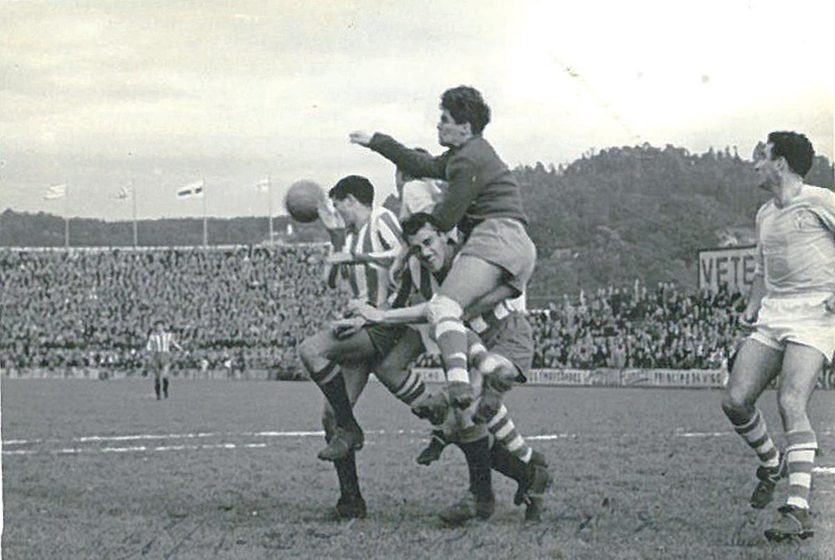 Ramón Allegue &quot;Tigre Padrón&quot; despeja un balón en un encuentro entre el Celta y el Deportivo.