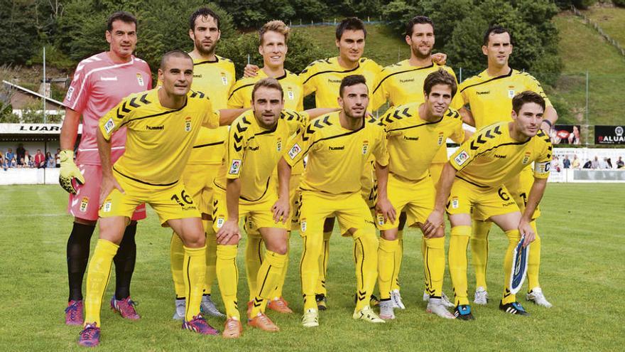 Equipo inicial del Oviedo en el último partido de pretemporada, el que le enfrentó a la Ponferradina en Luarca.