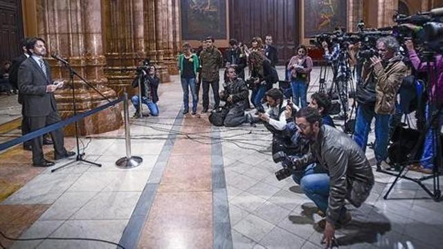 ORIOL PUJOL Es el (pen)último caso de político imputado que no ha dimitido de sus cargos públicos. A su llegada a la Ciutat de la Justícia para declarar fue recibido por decenas de personas.