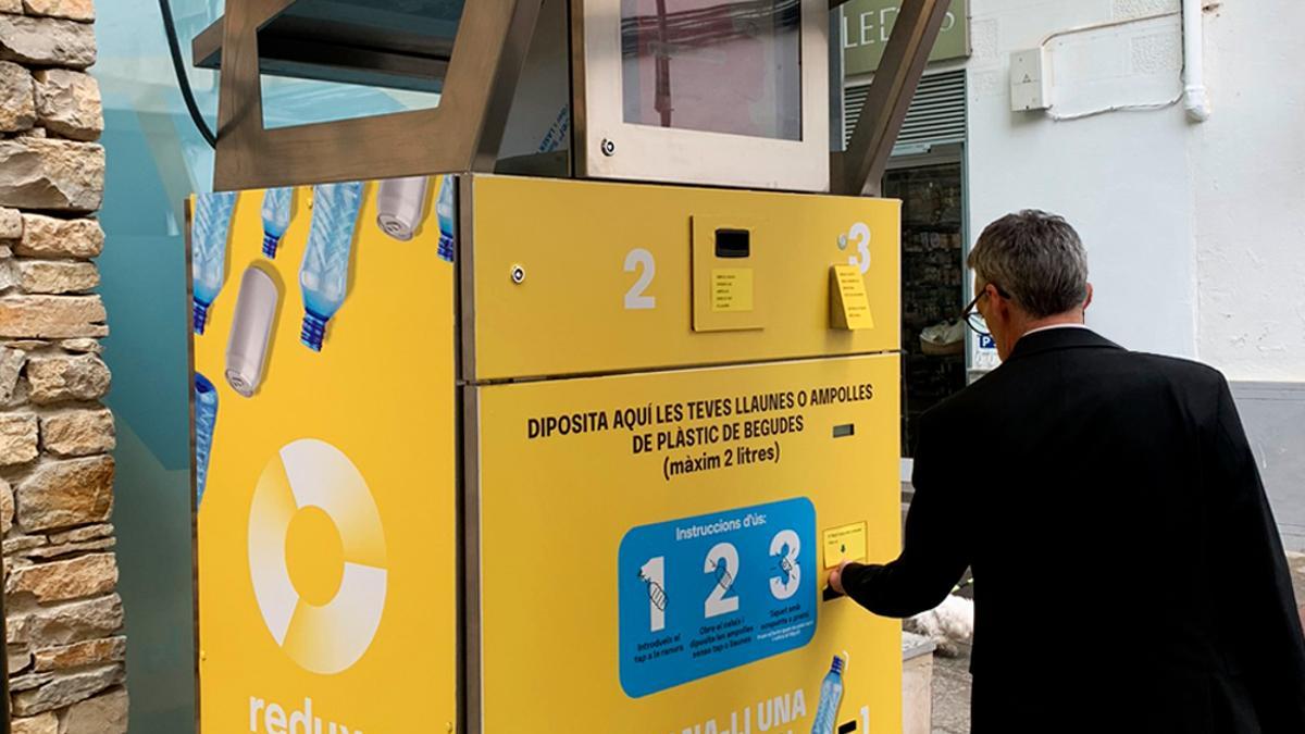 La màquina que bescanvia ampolles i llaunes per tiquets regal és a la plaça de la Verdura