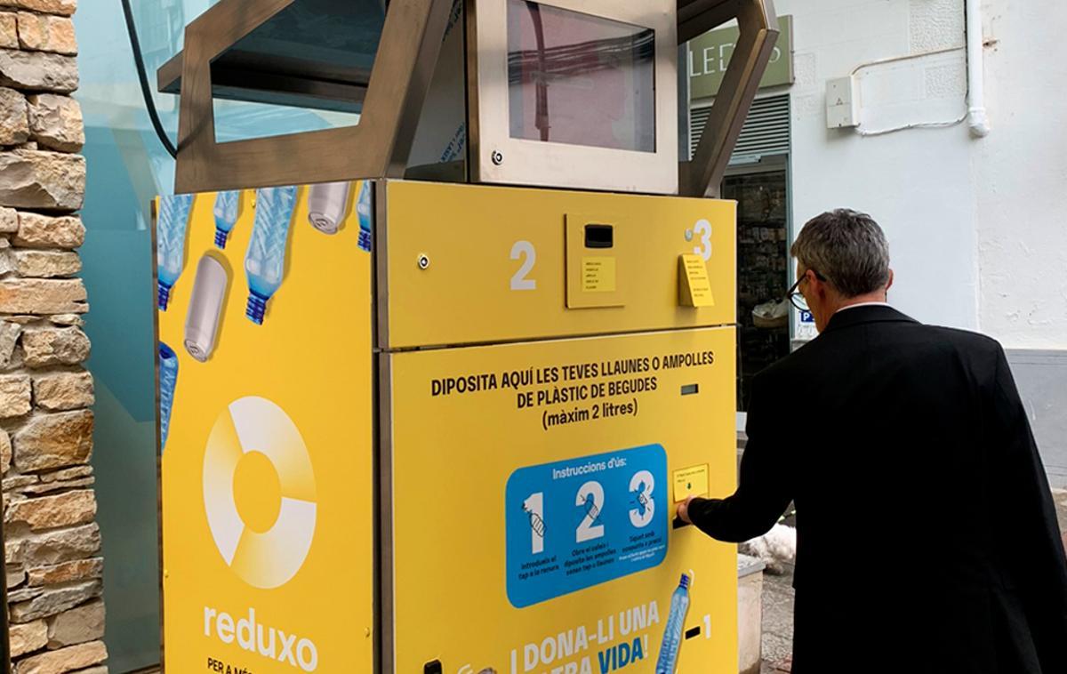 La màquina que bescanvia ampolles i llaunes per tiquets regal és a la plaça de la Verdura