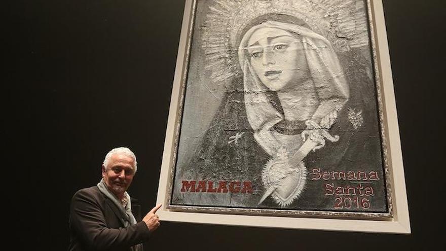 Antonio Cárdenas, junto a su cartel de la Semana Santa de Málaga de 2016.