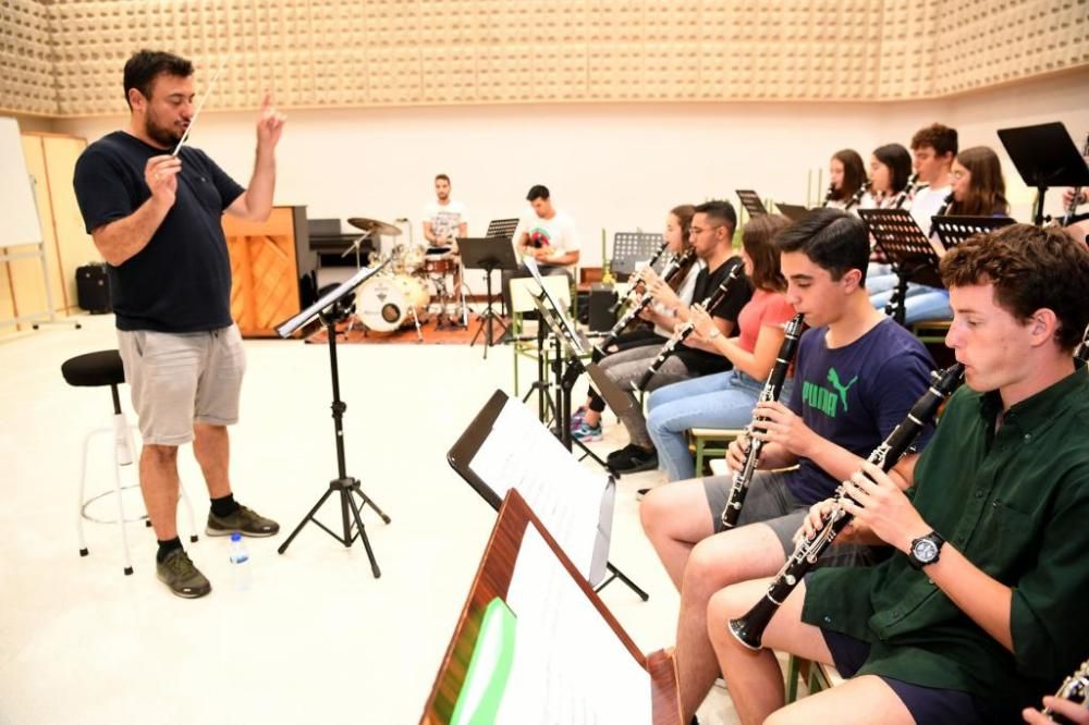 Los alumnos de la Escuela de Música y el Conservatorio Profesional se unen en la CoruClarinet Orquesta y sustituyen las partituras de Bach o Beethoven por temas de Queen, Led Zeppelin o Deep Purple.