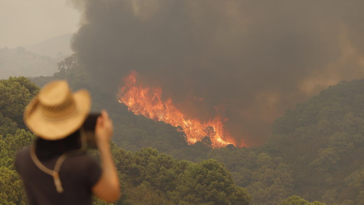 Un incendio en Sierra Bermeja provoca el desalojo de 500 personas