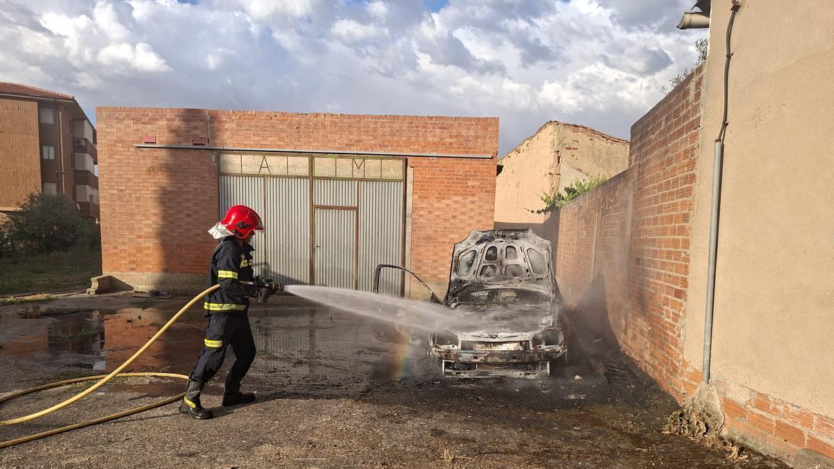 Un fuego en un coche en Villalpando deja un herido en Villalpando: un cambio de la batería del vehículo, posible causa