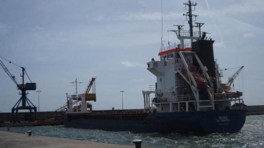 Das Frachtschiff &quot;Bouga&quot; am Mittwoch in Port d&#039;Alcúdia.