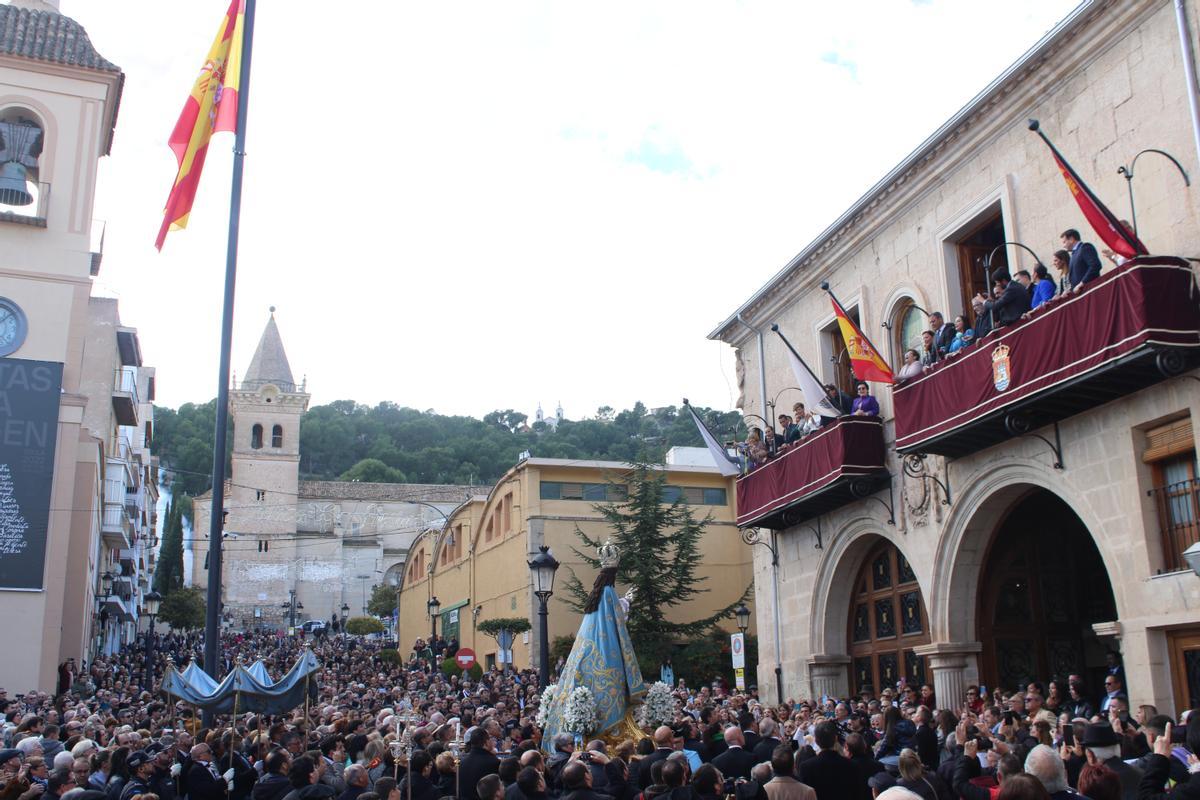 Desde el balcón del Ayuntamiento se proclamaron las tradicionales ‘tres vivas a la Virgen’.