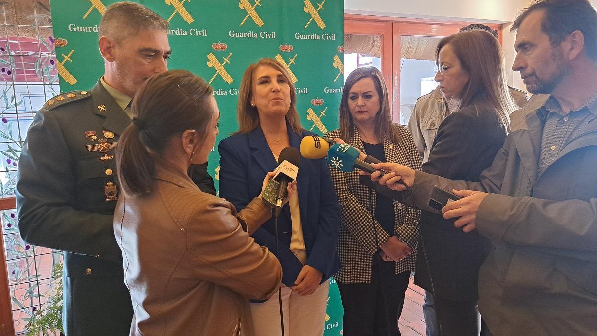 La subdelegada del Gobierno atiende a los medios de comunicación en Baena.