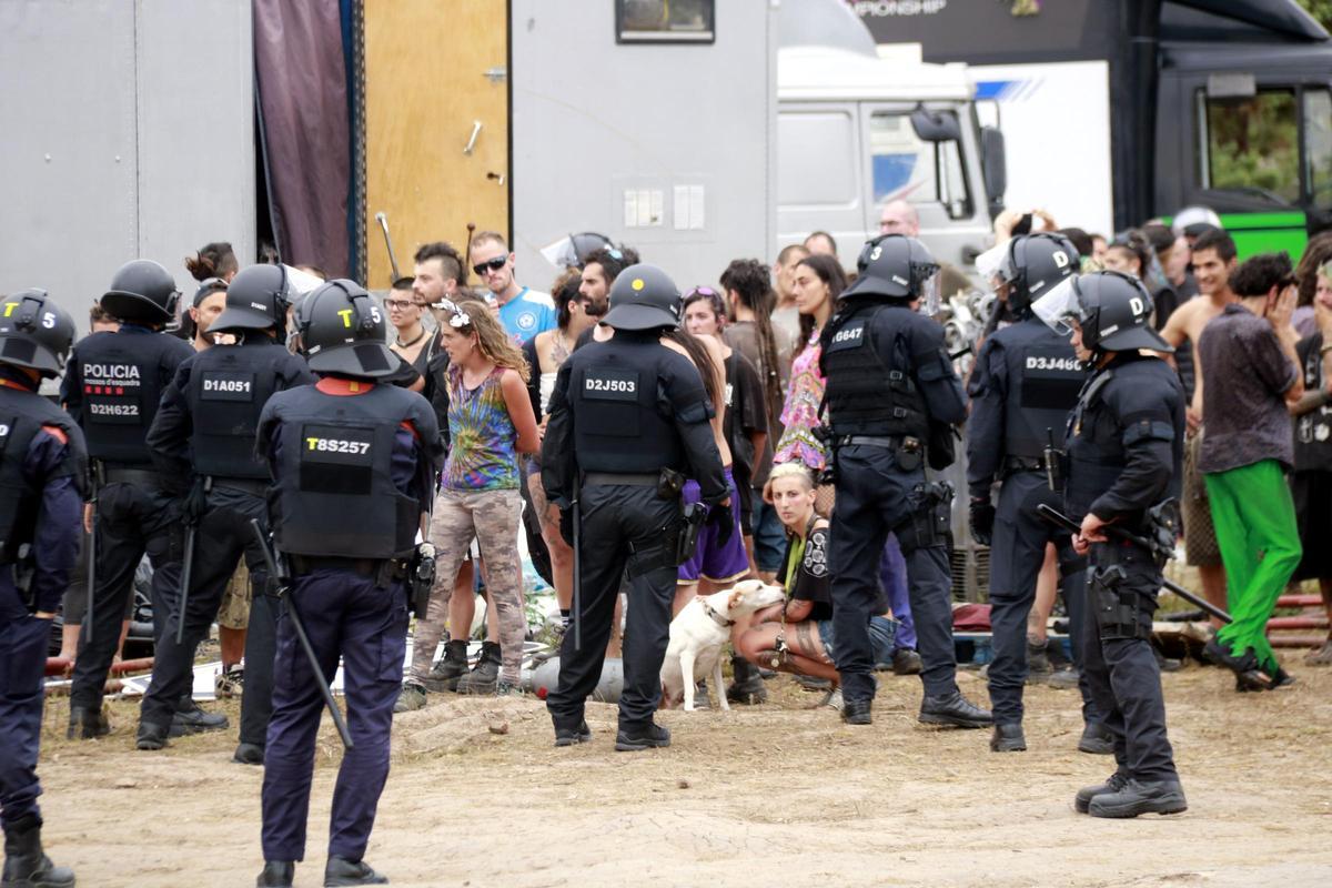 Els Mossos desallotgen la ‘rave’ d’Ivars de Noguera (Lleida) Els Mossos desallotgen la ‘rave’ d’Ivars de Noguera (Lleida)