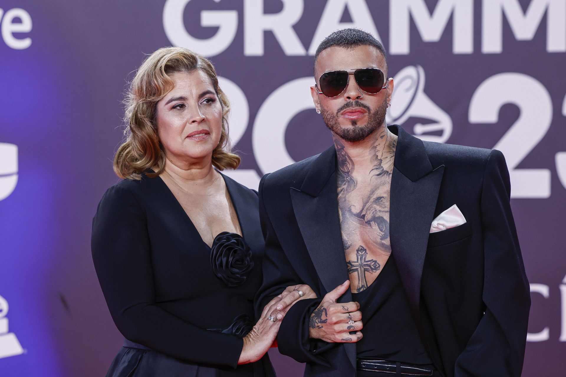 Rauw Alejandro y su madre en la alfombra roja de los Latin Grammy 2023