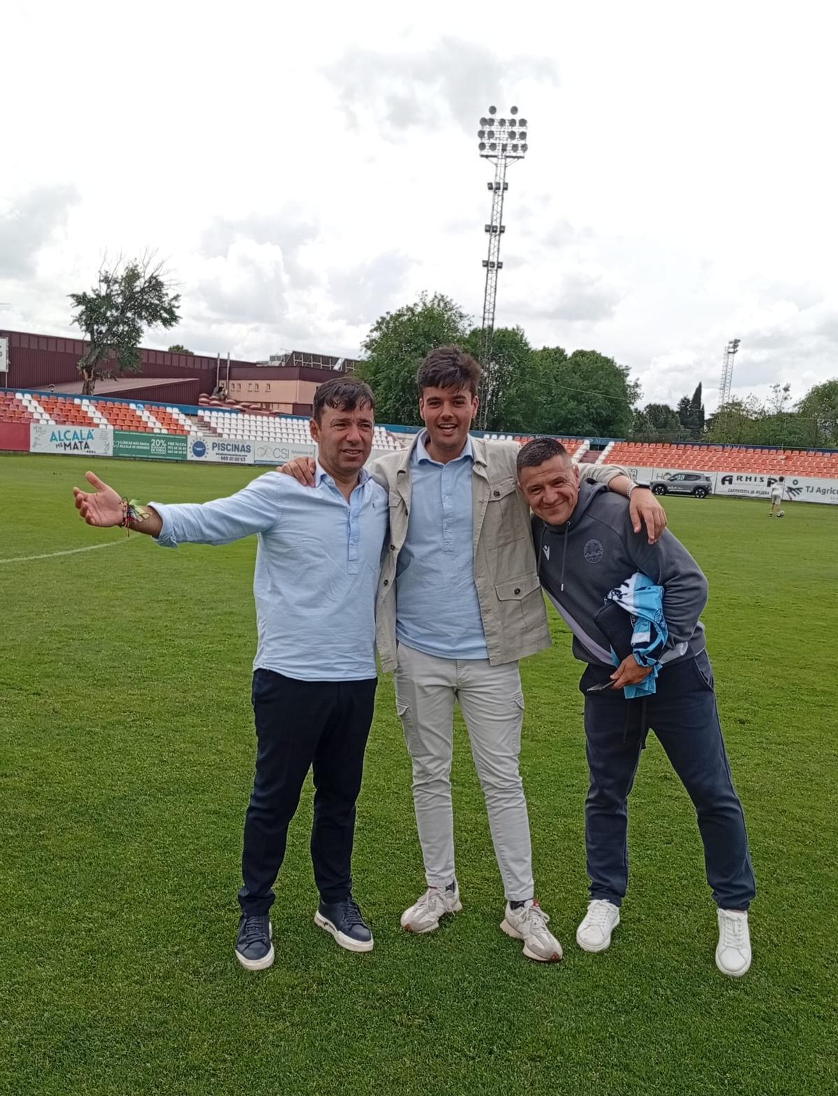 En el centro, con Rai y Acero, al certificar el pase al 'playoff' de ascenso.