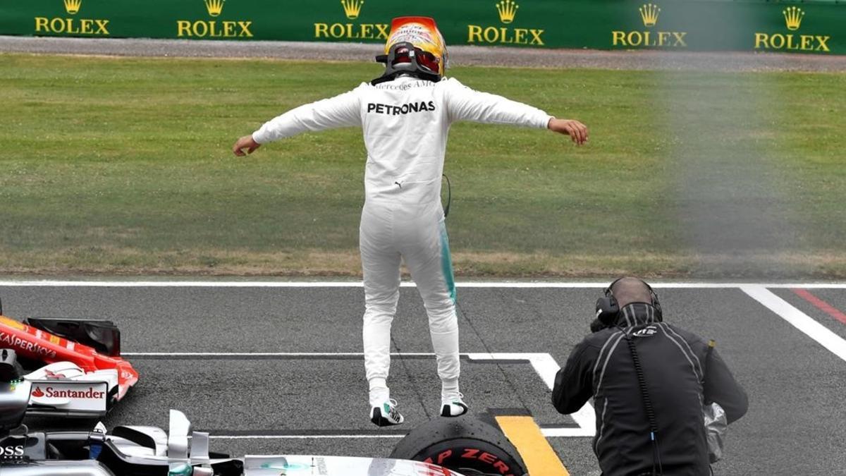 Lewis Hamilton celebra en casa, en Silverstone (Inglaterra), su 'pole' nº 67.