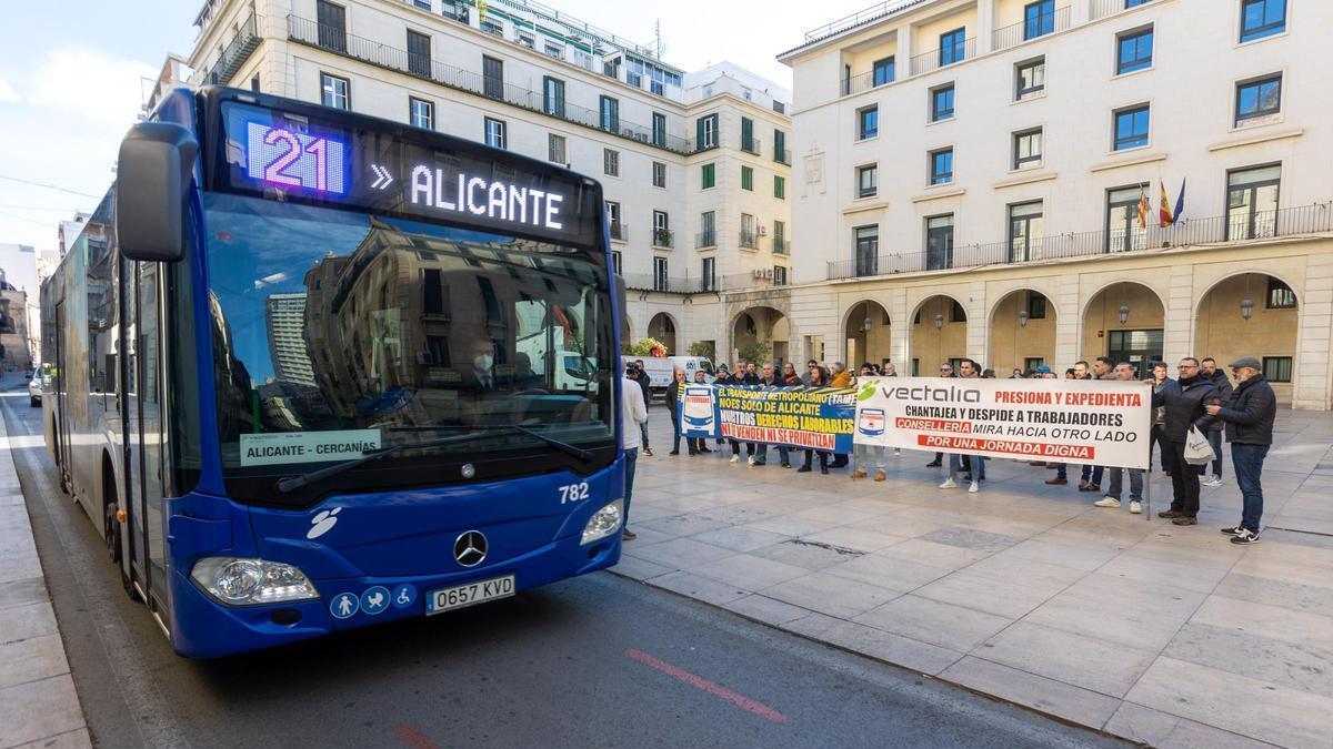 Huelga de conductores de autobuses de La Alcoyana, del grupo Vectalia