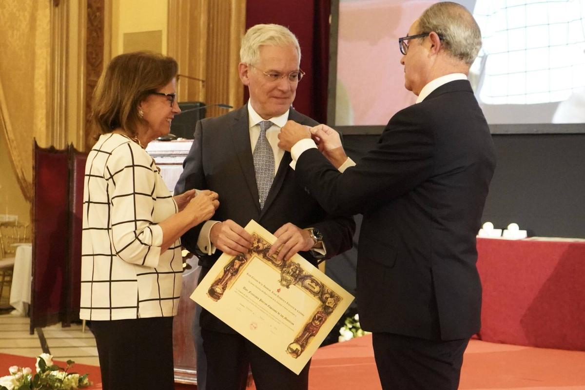 El Real Círculo de la Amistad entrega sus medallas e insignias de oro en el Día del Socio