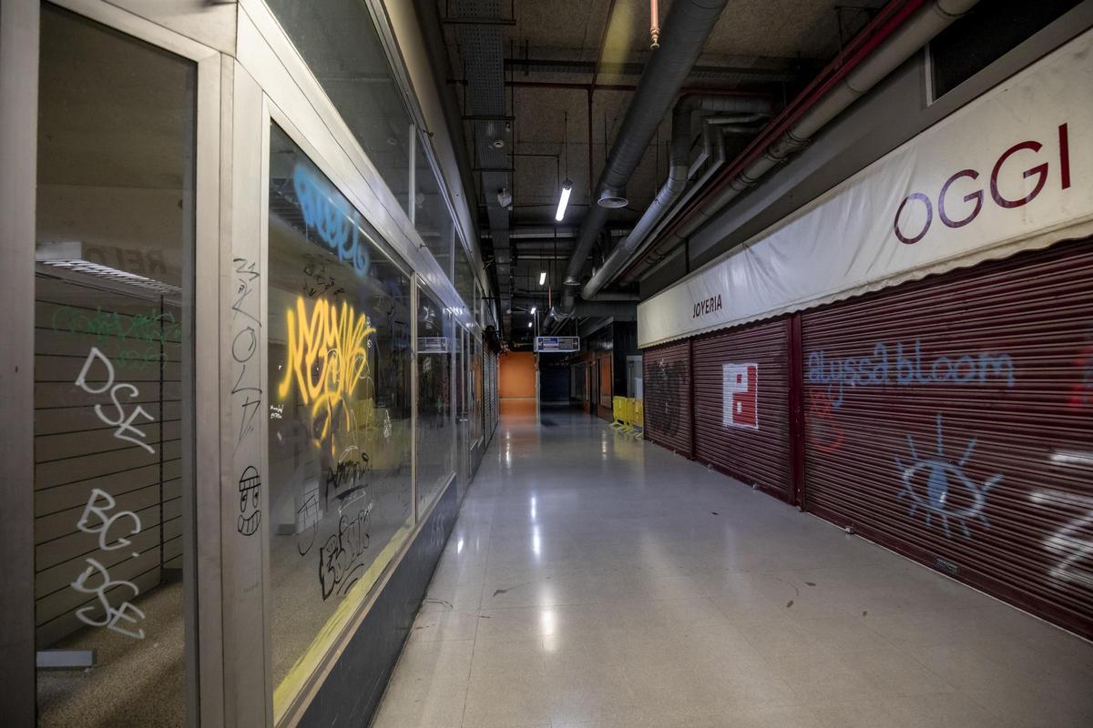 Los locales comerciales de las galerías de la plaza Major llevan años cerrados.