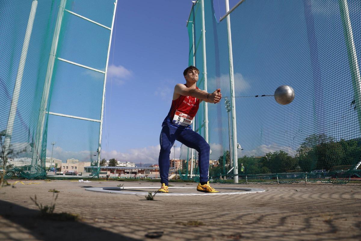 Un atleta, en una prueba de lanzamiento de peso.