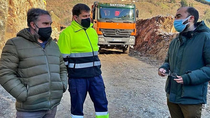 Prendes, el adjudicatario; José Luis Santiso, y Rodríguez, ayer. | Rep. de T. C.